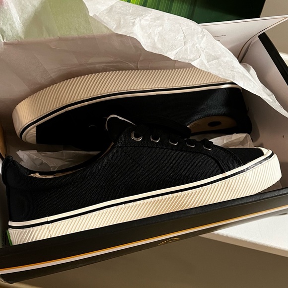 Black cariuma shoes - Picture 3 of 5